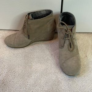 Toms Desert wedge booties